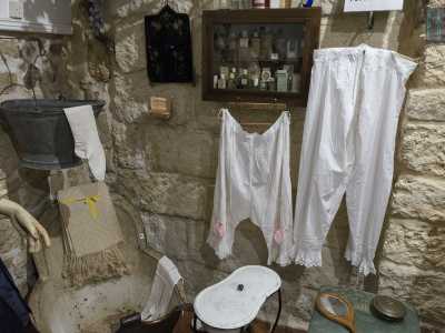 Dietro questo modello si trova l'angolo degli accessori da bagno. Si nota una piccola vasca bianca dell'era vittoriana, in cui le dame si sedevano lasciando i piedi fuori e facendosi lavare dalle serve